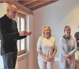 Ein Kugelschreiber zum Amtsbeginn: Beatrice Weber und Esther Schütz sind seit dem 1. Januar Gemeinderätinnen von Zetzwil.