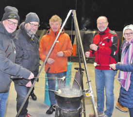 Gut eingepackt und bestens gelaunt: HGVS-Mitglieder beim beliebten Fondueanlass bei der Adi Meier AG in Hirschthal. (Bilder: Raphael Nadler)