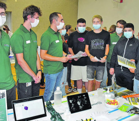 Verschärfte Coronamassnahmen: Trotz Maskenpflicht interessieren sich die Schüler für die an der Tischmesse angebotenen Informationen. (Bilder: aw.