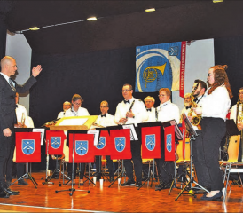 Eine flotte Schar: Die Musikgesellschaft Schmiedrued, verstärkt durch befreundete Musizierende, mit ihrem Dirigenten Sebastian Smolyn. (Bilder: st.)