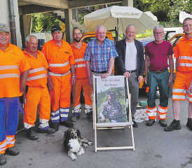 Zur Verabschiedung trafen sich alle beim Werkhof: Bauamtsleiter Urs Teutsch (Mitte), flankiert von einigen seiner Mitarbeitenden. Michael Reinmöller (4. von re.) wird sein Nachfolger. (Bilder: moha.)