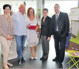 Der Sommerwettbewerb hinterlässt nur Gewinner (v.l.): Susanne Lerch (Bank Leerau), die Gewinner des Hauptpreises, Marion und René Werder, Andrea Mitterbacher vom Restaurant Schlossgarten und Martin Haller, wiederum von der Bank Leerau. (Bild: Remo Conoci)