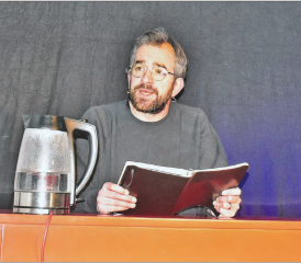 Der Wasserkocher symbolisiert das Motto des aktuellen Programms: «99°C – Wortspiele am Siedepunkt». (Bild: Alfred Weigel)