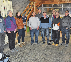 Einsingen in der Wärme: Die Jodlerinnen und Jodler des Jodlerklubs Echo Reitnau wissen, was ihre treuen Fans gern hören. (Bilder: Alfred Weigel)