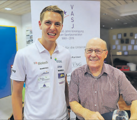 OL-Läufer Matthias Kyburz und Langstrecken-Legende Werner «Düsen-Werni» Dössegger. Das Interview mit den beiden Sportlern wird übrigens demnächst auf dem TV-Sender «Alf» ausgestrahlt. (Bild: Remo Conoci)