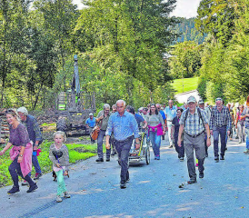 Gingen entspannt die Herausforderung Waldumgang an: Rund 60 Besucher folgen dem Förster in den Schöftler Wald. (Bilder: aw.)