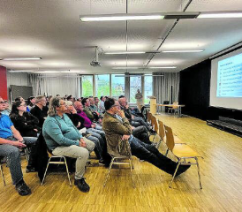 Um die 50 Interessierte fanden sich für den Vortrag in der Aula des Bezirksschulhauses ein, um sich über die Schulraumplanung zu informieren. (Bilder: dr.)