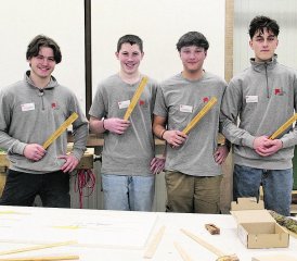 Vier Lernende auf dem Weg zum Schreiner EFZ: (v.l.) Cyril Krähenbühl (3. Lehrjahr), Jonas Siegrist (1.), Raphael Minnig (2.) und Alessandro Tommasini (4.) verteilten selbst hergestellte Grillzangen. (Bilder: rms.)