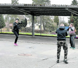 Kickboxer des Survival-Sports Dojo in Reinach: Outdoor-Training auf dem Villiger-Areal in Pfeffikon mit Peter Zoller (2.v.l.). (Bilder: mars.)