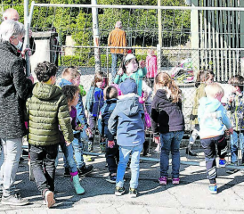 Einweihung des Spielplatzes vor dem Kindergarten Musikvilla: In der 10-Uhr-Pause wurden die Schranken von den Kindergärtlern abtransportiert. (Bilder: mars.)