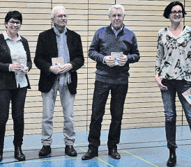 Die Gewinner der Fotowettbewerbs erhalten einen Preis: (v.l.n.r.) Veronika Wey-Heim, Albert Schaffhauser, Svend Galli und Trix Bättig. (Bild: mla.)
