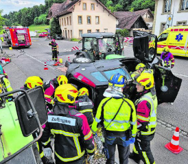 Feuerwehr, Rettungsdienst und Polizei koordinieren an der Unfallstelle in Staffelbach ihre Massnahmen – eine realitätsnahe Übung zur Stärkung der Zusammenarbeit. (Bilder: RWS)