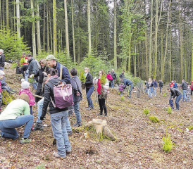 Die Natur ist immer wieder faszinierend: Generationen übergreifend helfen die Familien der Neugeborenen tatkräftig mit bei der Bepflanzung des Jahrgangwäldlis für das Geburtsjahr 2018. (Bilder: moha.)