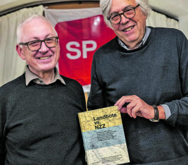 Beide haben Geschichte fassbar gemacht: An der Verfassungswerkstatt der SP Kulm referierten Markus Estermann (l.) und Andreas Gross. Im Bild auch das Buch der Zeitungsduelle. (Bild: dr.)