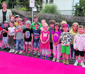 Rote Farbe auf der Strasse sorgt in Muhen für mehr Sicherheit und bei Schulkindern wie Lehrerschaft für Freude: (Bild: KF)