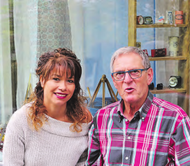 Ramona Haller und Isidor Keller freuen sich über das grosse Interesse an der Schaufensterausstellung beim Coiffeursalon Flair. (Bild: Janine Flückiger)