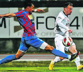 Fabio Dixon (l.) stoppt Aaraus Marco Aratore. Der FC Aarau fand kein Mittel, die starke Tessiner Defensive zu knacken. (Bild: Sarah Rölli)