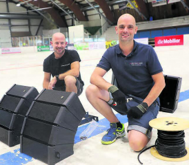 Die Chefs zweier Reinacher Betriebe bei der Arbeit: Fabian Schönenberg, Audio Video Center (r.) und Patrick Haller, AV Haller Solutions. (Bild: rc.)