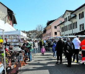 Das vielfältige Angebot am Frühlingsmarkt lud dazu ein, die Marktstände zu durchstöbern. (Bilder: jaf.)