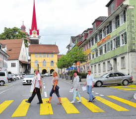 Beromünster meets London! 1969 liessen sich die Beatles auf dem Zebrastreifen vor den Abbey Road Studios in London fotografieren. Knapp 50 Jahre später engagieren sich in Beromünster friedliche «Aktivisten» dafür, die Umfahrungsstrasse West endlich in Angriff zu nehmen. (Bilder: msu.)