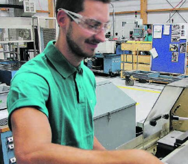 Passion for Perfect Motion beim Gewindespezialisten Eichenberger in Burg: Im Bild Matthias Rohrer, Ausbildungsleiter und daneben Ironhand® – alles im Griff, der Handschuh für zusätzlichen Kräftebedarf. (Bilder: zVg.)