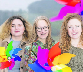 Drei Frauen für drei Windräder – v.l.:Arwen Bättig, Lara Zimmermann und Elissa Gaiffi suchen nicht nur bei jungen Leuten Unterstützung für die geplante Windpark-Anlage auf dem Rickenbacher Stierenberg. (Bild: zVg.)