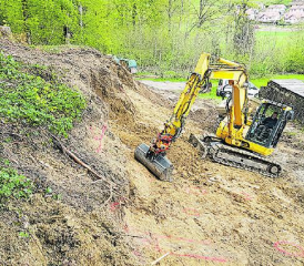 Zur Zeit unpassierbarer Gehweg: Die Schiessanlage am Stauber wird aufwändig saniert, das kontaminierte Material weggeführt.