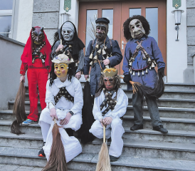 Hallwil in der Dämmerung: Vor dem Eindunkeln versammelt sich die ganze Chlausgruppe vor dem Schul- und Gemeindehaus. (Bilder: Andreas Walker)