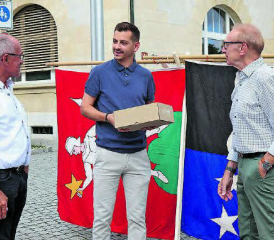 Bei der Übergabe der Unterschriften: (v.l.n.r.) Heinrich Leuzinger, Parteipräsident SVP; Michael Schätti, Gemeindeschreiber; Walter Winteler, SVP Vize-Präsident. (Bild: dr.)