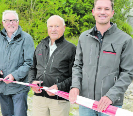 «Hochwasserschutz eröffnet», erklärten von links der zuständige Gemeinderat Markus Goldenberger, Gemeindeammann Peter Stadler und Projektleiter Cédric Frei. (Bild: Kaspar Flückiger)