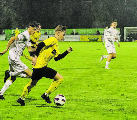 Dem FC Kölliken (in Gelb) ist der Rückrundenauftakt misslungen. (Bild: WB-Archiv)
