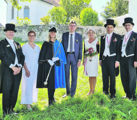 Eine Ära geht zu Ende: Der Gontenschwiler Gemeinderat, hier gemeinsam mit dem Regierungsrat anlässlich der 850-Jahr-Feierlichkeiten im vergangenen Jahr. (v.l.) Siegfried Sommerhalder, Erika Maurer, Anne Rigert, Staatsweibelin, Regierungsrat Dieter Egli, Renate Gautschy, Markus Müller und Bruno Ellenberger. (Bild: zVg.)