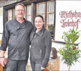 Nicoleta Olk und Christian Kobler laden zum gemütlichen Einkehren, Geniessen und sich kulinarisch verwöhnen lassen im Wirthaus Trolerhof ein. (Bild: hg.)
