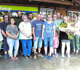 Ein emotionaler Moment: Die Käsereigenossenschaft Schlossrued verabschiedet das «Chäsi-Trudi» (auf dem Bild mit zwei Blumensträussen) nach 27 Jahren aufopfernder Tätigkeit. (Bilder: st.)