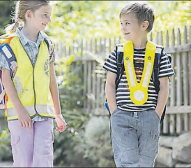 Trikigürtel und Sicherheitswesten machen die Autofahrer auf die Kindergärtner und Schüler aufmerksam. (Bild: TCS Aargau)