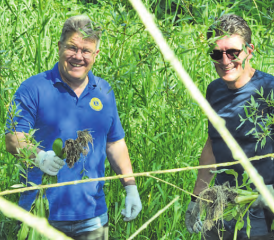 «Auf frischer Tat ertappt»: Ganz nah am Wasser waren Simon Dutoit und Gabriel Schär in unwegsamem Gelände an der Arbeit. Offensichtlich wurden sie fündig. (Bild: st.)