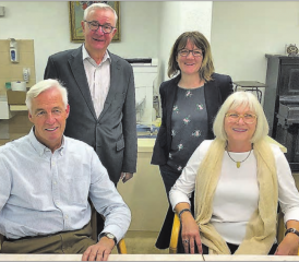 Das «Brautpaar» vorne, die «Trauzeugen» hinten:Therese Gautschi, Präsident Spitex Reinach Leimbach und Max R. Schlör, Stiftungspräsident Altersheim Sonnenberg, zusammen mit den Gemeindeammännern Janine Murer (Leimbach) und Martin Heiz (Reinach). (Bild: msu.)