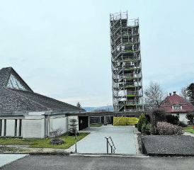 Die Kirche St. Martin, welche zwischen 1962 und 1964 erbaut und von Hanns A. Brütsch entworfen wurde, sticht mit einem modernen Zeltdach, welches bereits 2005 renoviert wurde, und mit einem offenen Glockenturm (Campanile) hervor.
