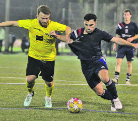 Kampf um jeden Zentimeter: Textile Zerreissprobe zwischen Köllikens Durim Racaj (links) und Entfeldens Albert Marku. (Bild: Otto Lüscher)