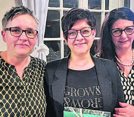 Abschied: TK-Chefin Susanne Held (l.) und Vizepräsidentin Cornelia Muscia (r.) müssen die langjährige Kursleiterin und Samariterlehrerin Yvonne Diriwächter verabschieden. (Bild: zVg.)