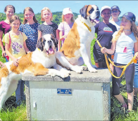 Erinnerungsbild mit den Bernhardinerdamen Kessi und Fiesta: Die teilnehmenden Kinder des Ferienspass Homberg genossen einen spannenden Nachmittag auf dem Bernhardinerhof in Gontenschwil. (Bild: Barbara Sager)