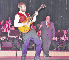 Die Musikgesellschaft Muhen hat auch nach der langen Corona-Pause nichts von ihrem Glanz und Können eingebüsst. Vom Dirigenten Giuseppe Di Simone beobachtet, spielt Gitarrist Simon Bucher eines der zahlreichen Soli an diesem Abend.