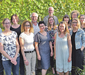 Austretende, neue und geehrte Lehrpersonen beim Foto-Shooting: Gesamtschulleiter Urs Franzelli, Sabine Dick, Marina Seiler, Judith Frei, Thomas Steiner, Regina Müller, Raj Yash Raj Ballah, Evelyn Frösch, Anna Ziemke, Julia Peter, Eveline Frischknecht, Alma Muijadzic, Rahel Kuhn und Bettina Jakob v. l. (Bilder aw.)