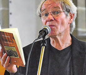 Bei ihm kommt alles aus tiefem Herzen: Tinu Heiniger las aus seinem Buch vor, sang seine eigenen Lieder und verzauberte mit Gitarre und Klarinette.