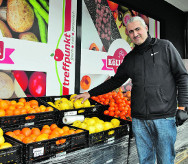 Voller Stolz zeigt er seine frischen Vitaminspender: Hidir Kirmizikaya will aus diesem Lebensmittelgeschäft einen multikulturellen Laden machen, mit mindestens 70 Prozent Schweizer Produkten, vornehmlich aus der Region. (Bilder: st.)