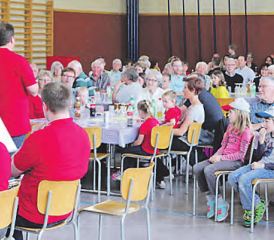 Ein grosses «Familienfest»: Zehn Jubilaren mit ihren Verwandten sowie Freunde der MG Dürrenäsch sind der Einladung zum diesjährigen Jubilarenkonzert gefolgt. (Bild: zVg.)