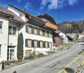Ein Projekt in zwei Etappen: An der Seebergstrasse in Leimbach müssen der Dorfbach und die Strassenentwässerung neu gefasst werden. (Bild: msu.)