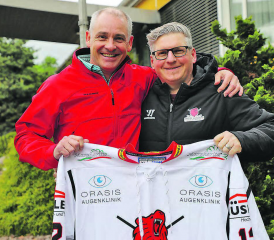 Was als Abschiedsbild gedacht war, steht nun als Symbol dafür, in welche Richtung es gehen muss: Vereinspräsident Martin Zobrist (r.) und Vizepräsient Hans-Peter Schärer wollen zurücktreten − doch die Red Lions Reinach haben nur als lokal verankertes Team eine Chance. (Bild: rc. / 3. Mai 2024)