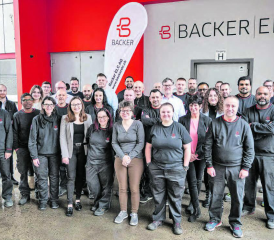 Hoher Besuch vom Hightech Zentrum: Dr. Martin Bopp (links) und Beat Bachmann (rechts) von der. Geschäftsleitung des Hightech Zentrum Aargau, dazwischen Christoph Frey, Managing Director Backer ELC Teufenthal. (Bild: zVg.)