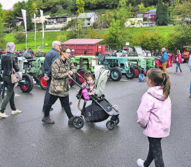 Für Gross und Klein interessant: Die Ausstellung von Oldtimer-Traktoren und alten Landmaschinen lockte zahlreiche Besucher an. (Bilder: st.)